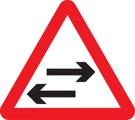 Two-way traffic crosses one-way road - Image 1